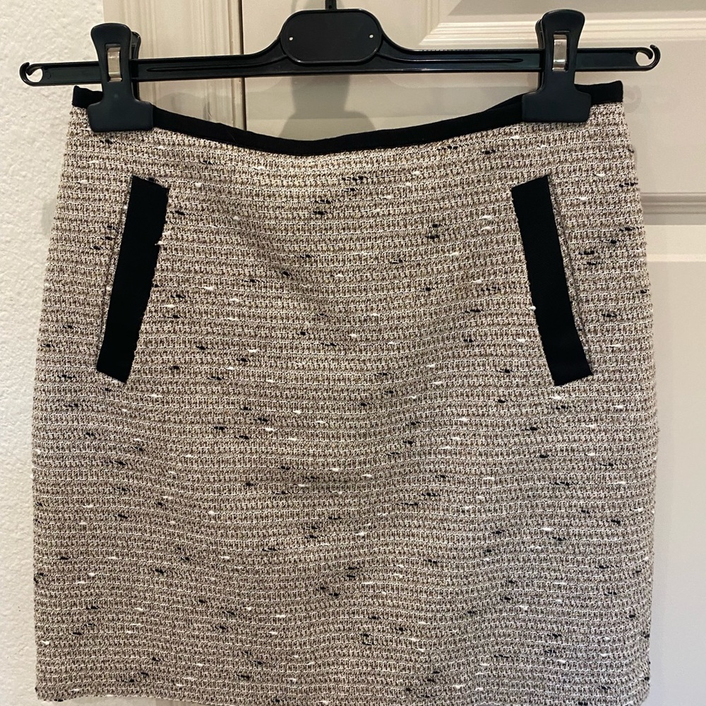 Beautiful mini skirt! Gold white and black. Perfect for the holiday season.